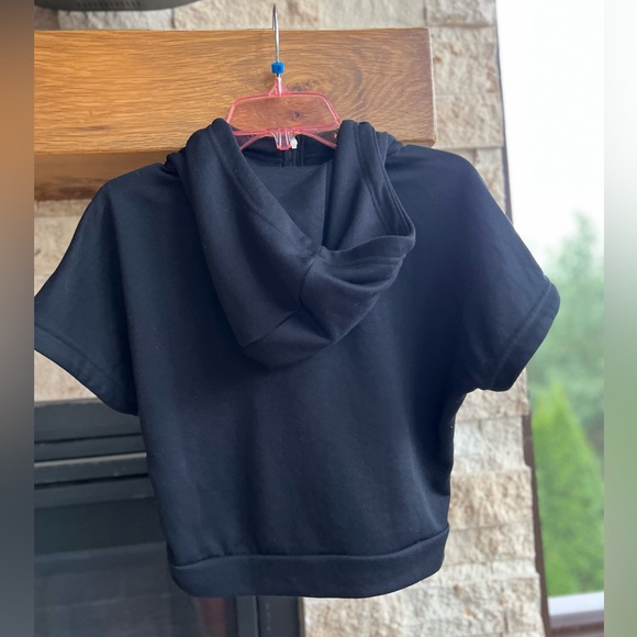 𝐍𝐈𝐊𝐄 𝘋𝘳𝘪-𝘍𝘪𝘵 𝘚𝘩𝘰𝘳𝘵 𝘚𝘭𝘦𝘦𝘷𝘦 𝘡𝘪𝘱 𝘜𝘱 𝘛𝘰𝘱 - Picture 5 of 6